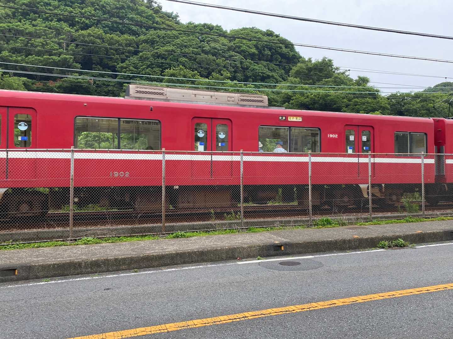 線路沿いを進みます。