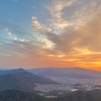 右田ヶ岳、太平山をバックに朝焼け🤩