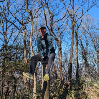 まーぶさんも、楽々と跳び箱やってくれました😃
やっぱり、黒川コース愛好会の皆さんって、仲間思いで優しくて、強い方達ばかりですね👏👏👏
燕山⛰️の標識とホヌ🐢の身長変わらないんですよ🤭