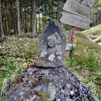 優しい表情の石仏