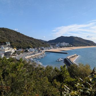東。渋川港、渋川海岸。宮田山（中右側）