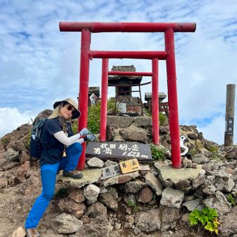 男岳山頂到着🚩

ご褒美はどら焼き
（いや、エネルギー補給）

今日は雲がたくさんで
田沢湖も鳥海山も見えないので
エネルギー＆水分補給後
下山開始