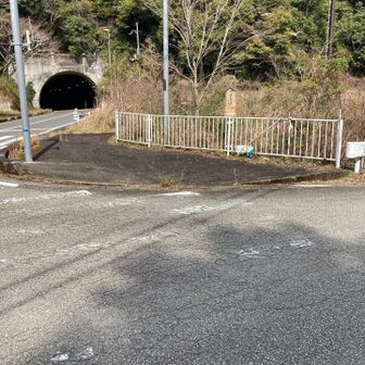 トンネルの手前を右手に曲がると