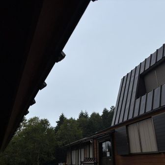 10分ぐらい待ったけど雨足は強くなる一方
売店が６時からやってると書いてるので中に入って小屋番さんに聞いてみると…

「ここでこの程度なら上は暴風雨
おそらく風速20mぐらいでしょう」

とのこと