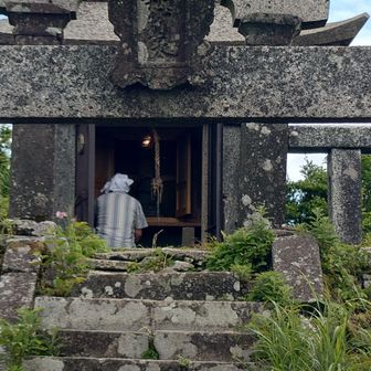 背振神社⛩️の宮司さんがお堂のお手入れをされていた🙏二礼2拍手👏でいいそうです😄