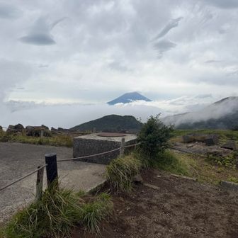 富士山まだ見えてるwww
右の山がさっき登った神山。