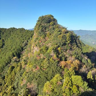 雌岳から臨む雄岳