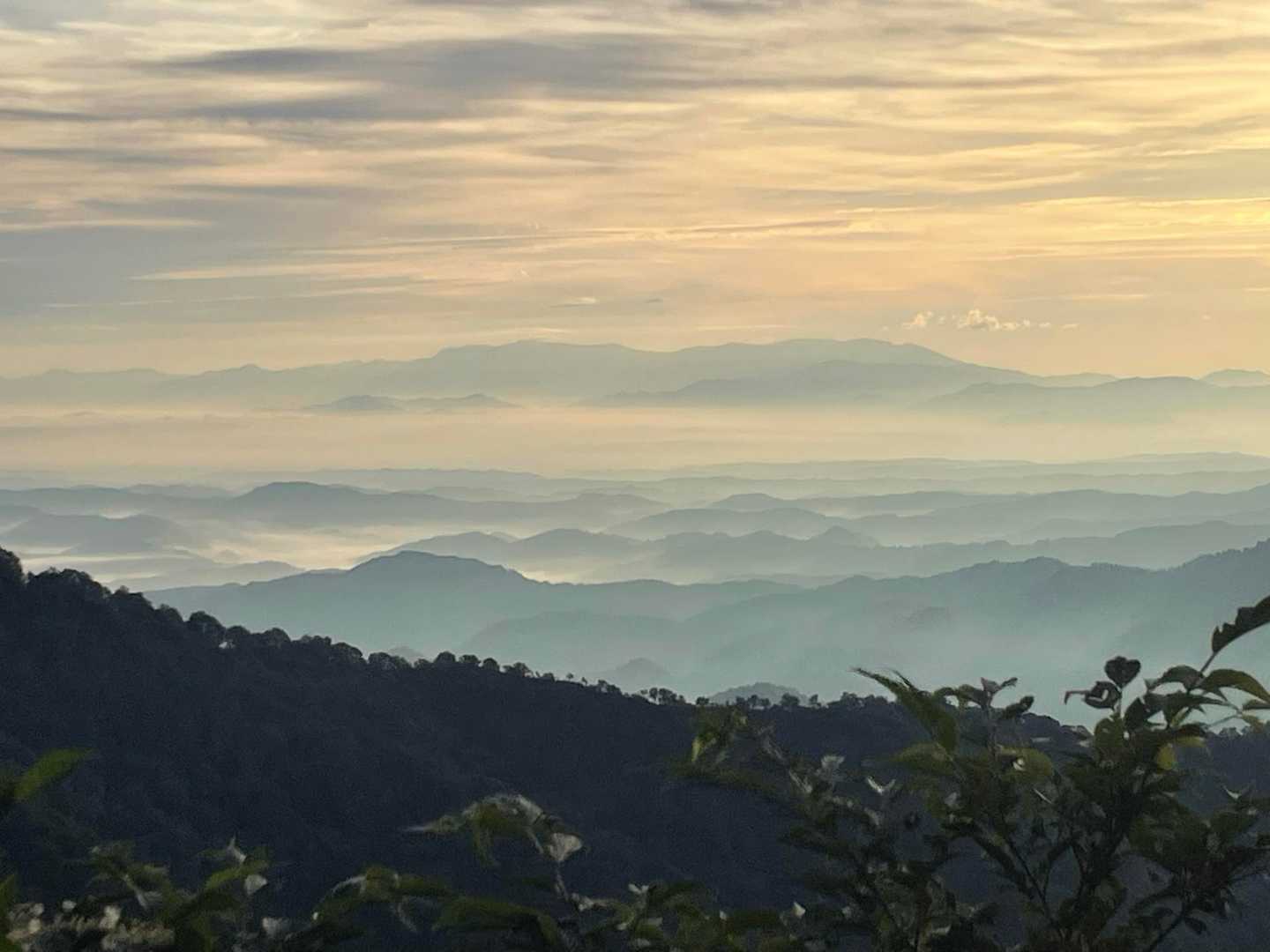 雲海に浮かぶ山々、奥は蔵王連峰