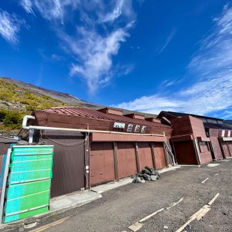六合目の雲海荘と宝永山荘