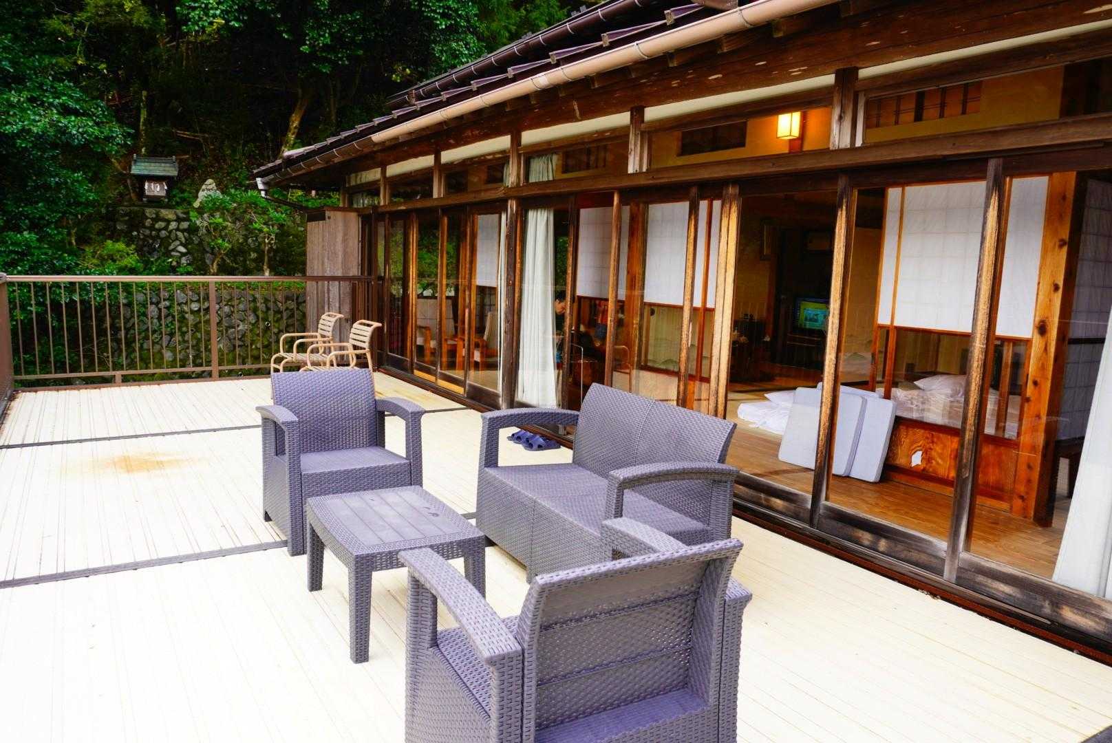 今宵のお部屋はブッポーソーの間。この広々としたバルコニーが貸切😳✨　というのも、息子がとあるアニメを見て「流れ星見たい！」と言い出したのが今回の山旅のきっかけ。