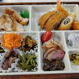 🍚夕食は、野菜中心の前日から一転、揚げ物と肉中心のわんぱく弁当。

つかれたからだに栄養チャージ⚡️
