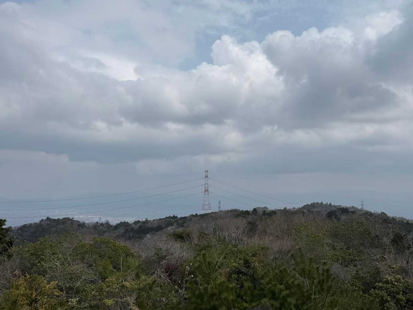 
　　　　霞んでいて何にも見えないね
　　　　晴れたらきっと綺麗なんだろうな