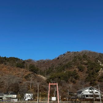 橋の途中で振り返って。
快晴です。