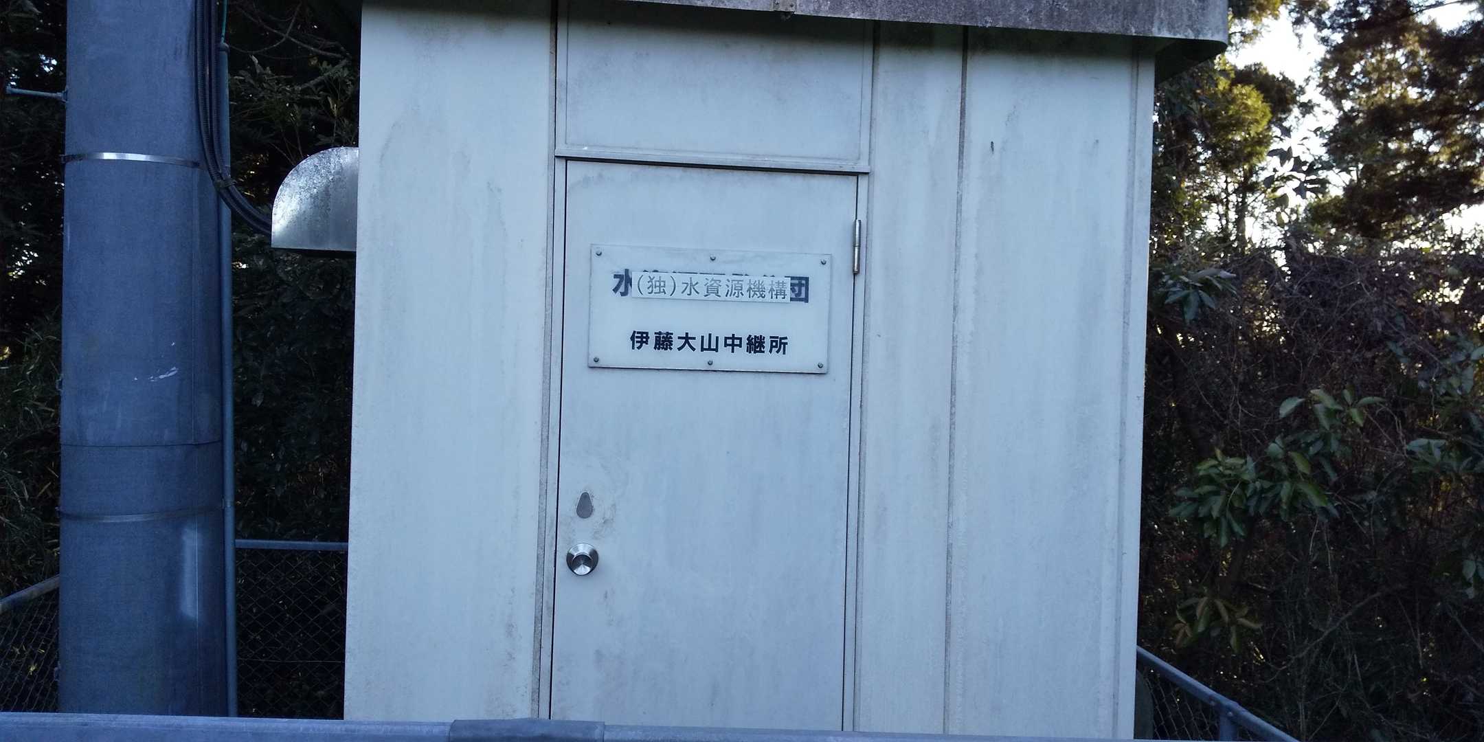 山頂に有る電波搭設備