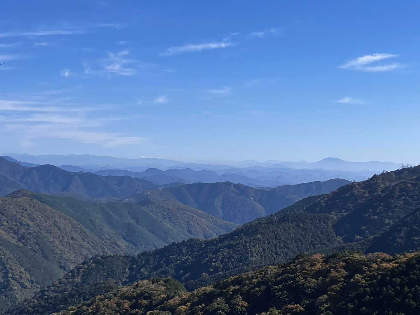 唯一に開けたところから、長♪♪さんが山に目覚めた恵那山を見る。