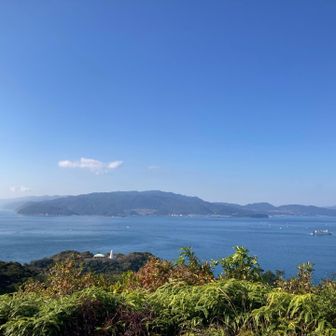 タカノス山展望台からの眺め
おっちゃんから灯台の横と裏に行くように勧められた。灯台遠いな