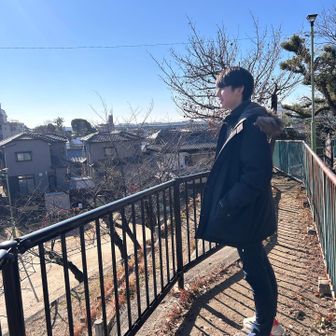 学校の三階の方が全然高いわ。