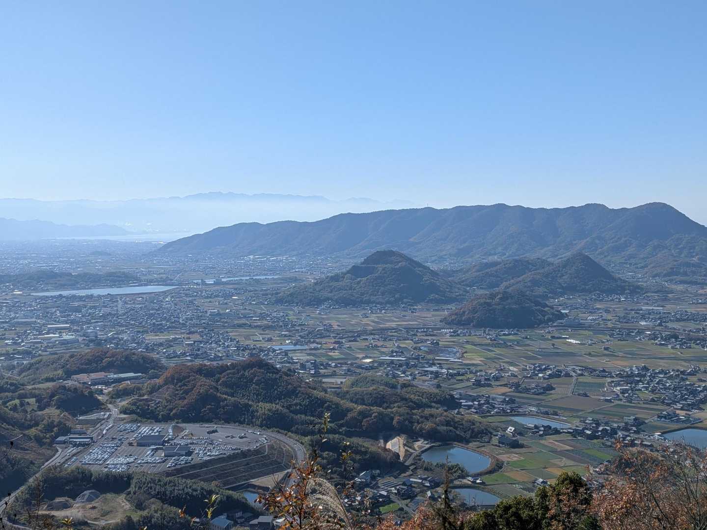 中央 奥、電波塔の左に石鎚山
こそから左へ、順に瓶ヶ森、笹ヶ峰、二ツ岳、赤星山、豊受山と。
手前のやまなみは七宝山系(右端は志保山)
その手前のポコポコお山は、左から爺神山、葛ノ山、山条山