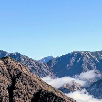 蓮華岳と針ノ木岳の間
鹿島槍ヶ岳と手前に針ノ木小屋