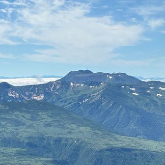 右手にトムラウシ山。表現が見つからない広大な庭も圧巻。スマホ用に縦撮影