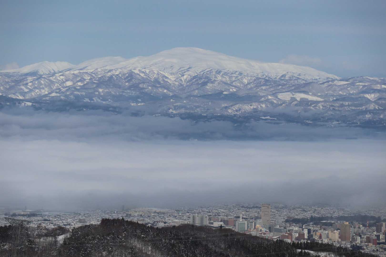 山形市街の向こうに月山。