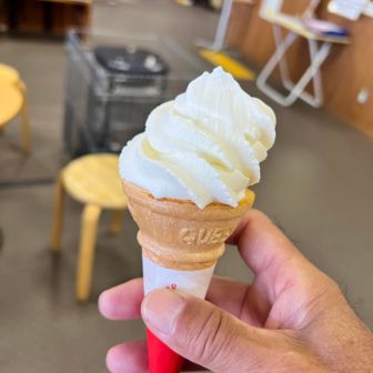 駐車場にある、ビジターセンターでソフトクリームが最高のご馳走です🍦