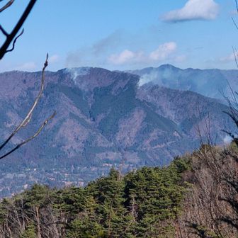 天神山山頂から②
扇山は広範囲に煙が立ち上る