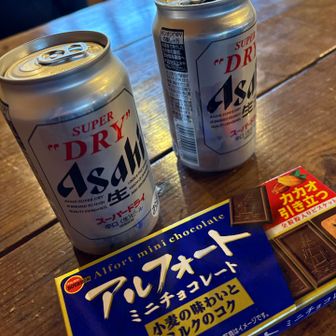 テント⛺️設営も終わったので
売店に戻り、
まずは乾杯🍻です😙
