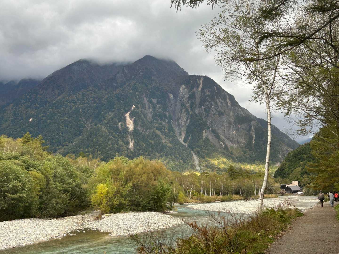穂高連峰の山頂は雲に覆われていて見えず。