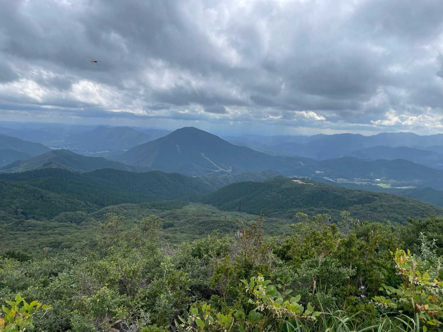 猫山の向こうは雨？
