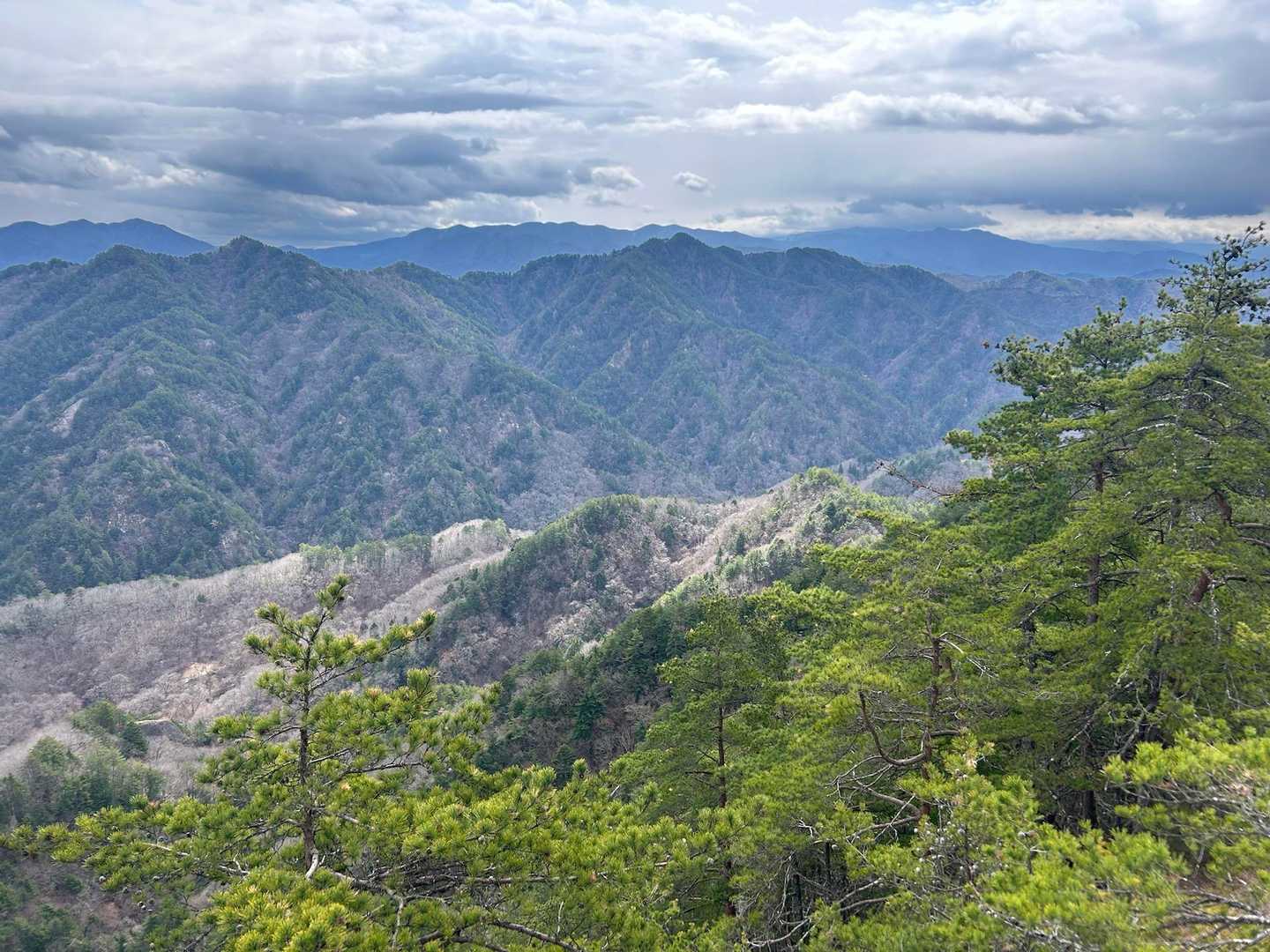 京ヶ倉 | 蛇行する犀川と北アルプスが連なる絶景をめざし、手強い岩稜を越えるの写真