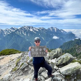 やっと針ノ木岳山頂にたどり着きました。
