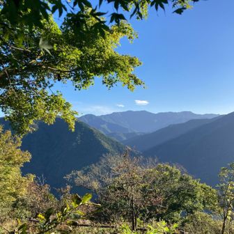 西台山が見えます(右の台形状ピーク)。その右、のりこし峠方面。
撮影場所は天狗の森公園付近。