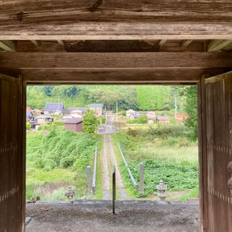 寺の山門から覗き見る中須八幡宮、社叢がこんもりしてますね。神社とお寺が向かい会っているのは珍しいんだとか。