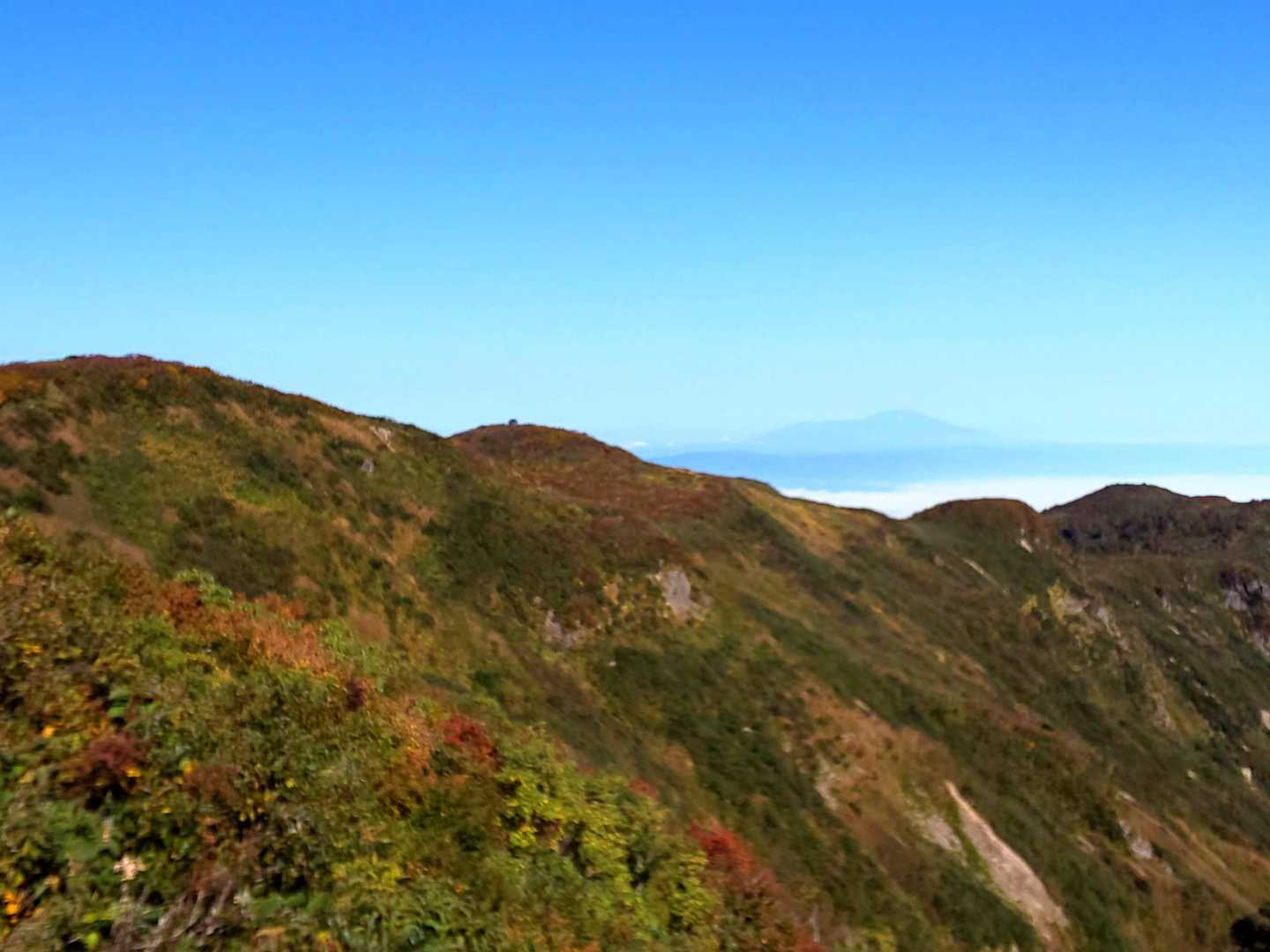 大つぼ石到着🙌
ここからの景色が圧巻です👍
中央左が奥の院🎵
左側が葉山山頂🎵
中央右上に鳥海山🎵