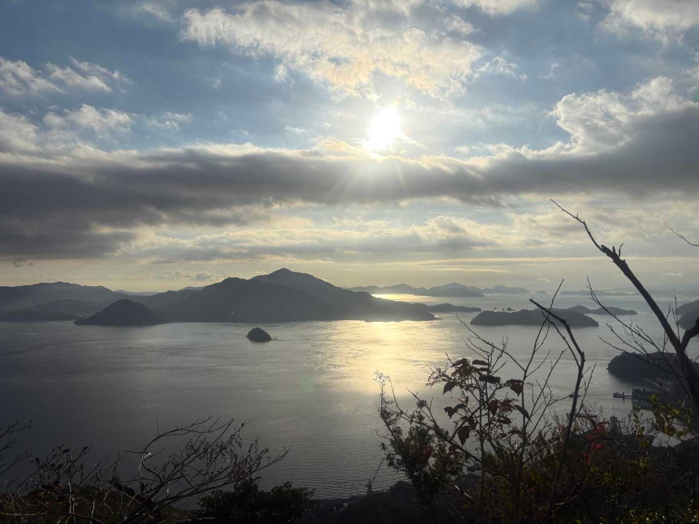 しま山ならではの急登だけど
九十九折りなので何とか凌げてます。
しかも　この眺め😍 