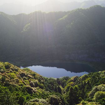 あれっ？

ここまで来たのにエメラルドグリーンとちゃいますやん💦

動画や写真で見たんと全然ちゃう

あっ、そっか、時間が早く人造湖に太陽の光が差し込んでいないからかぁ

しょうがないので周回してから、舞い戻ろう(^^;) 

登山道から展望スポットまで往復15分ほどですが、かなり荒れた急登なので、舞い戻る事を考えると気が滅入る💦