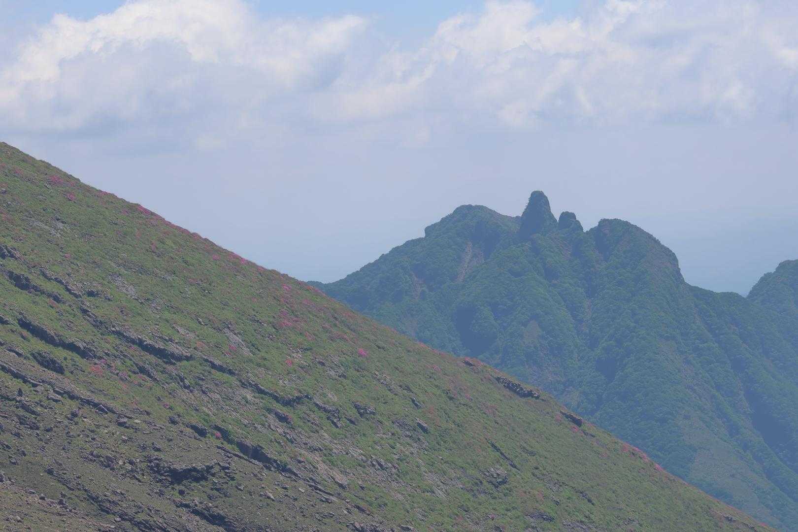 根子岳
手前は東峰の斜面