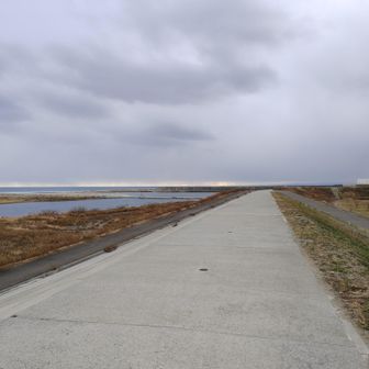 この向こうにサーファーが？