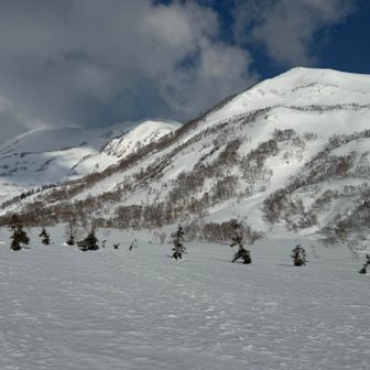スキー場の中を歩く時は圧雪された雪なのでツボ足で歩いてきましたが、ここ自然園からは圧雪されておらずツボ足だと沈むのでスノーシューを履きます。手前の白馬乗鞍岳の雲は取れてきましたが、奥の小蓮華山や白馬岳方面の稜線はまだ雲の中ですね😢