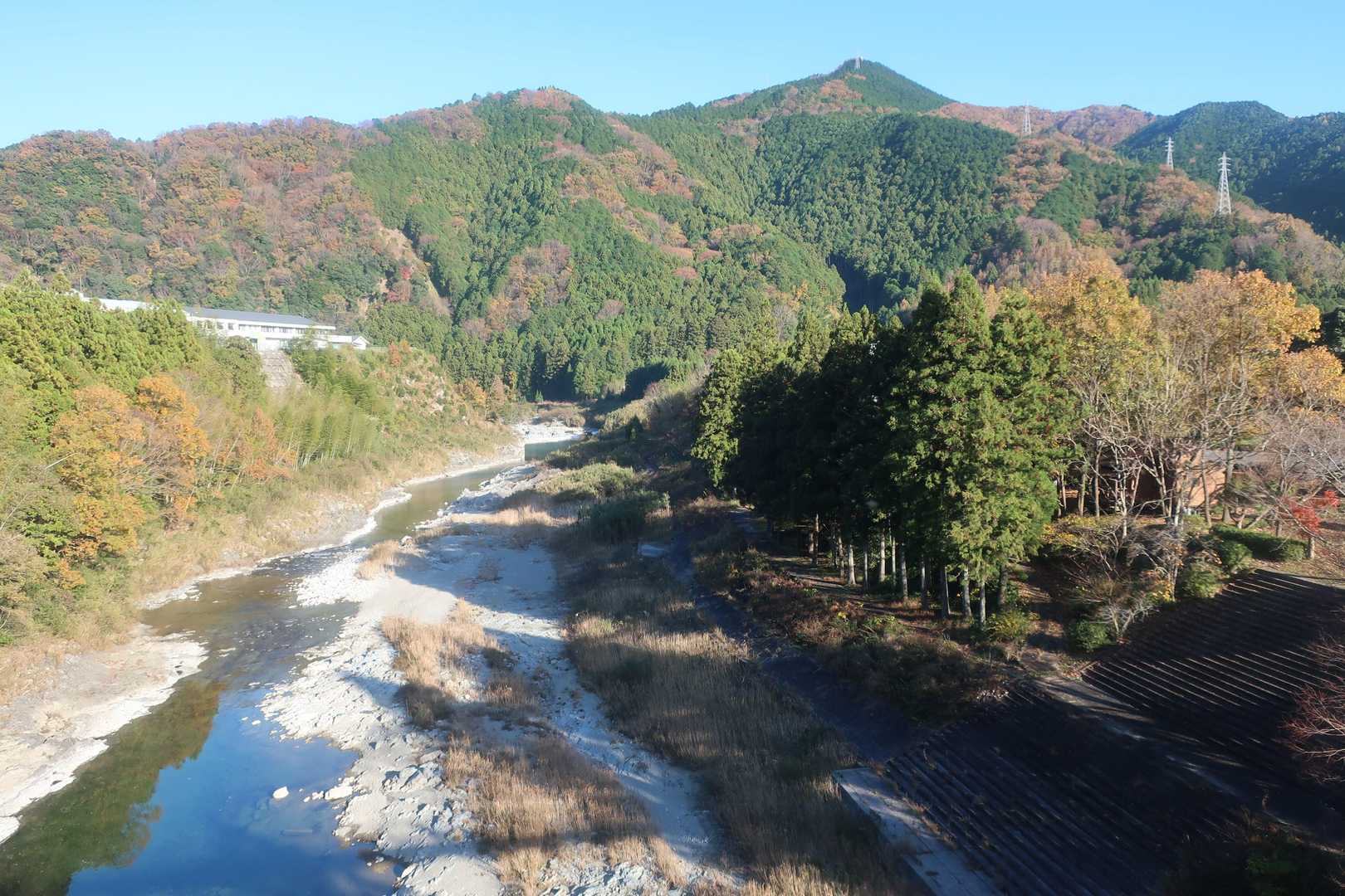 橋の真ん中から、さっきいた烏岳を拝む。さて帰ろう…この後に渋滞ハマることはまだ知らない。