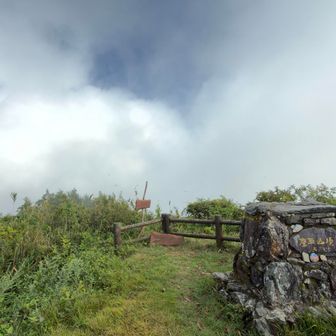 こちら嘉穂アルプス、英彦山を望める筈だけど霧が晴れないなぁ😢
見れたら即下山するつもりだったのだけどしばらく待機。
