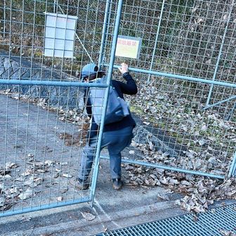 下の棒を持ち上げ続けないと開かない