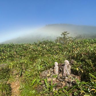 大峠到着…ガスの中を抜け雲の上に出たようです