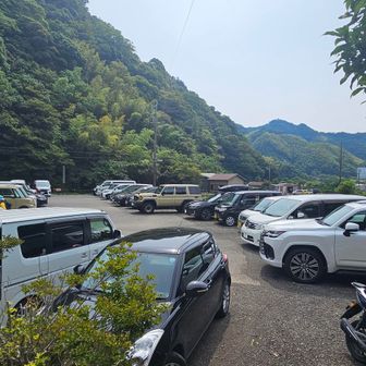 駐車場に到着
もう満車🈵️🚗😳
意外と人気の山なんだね～🤔