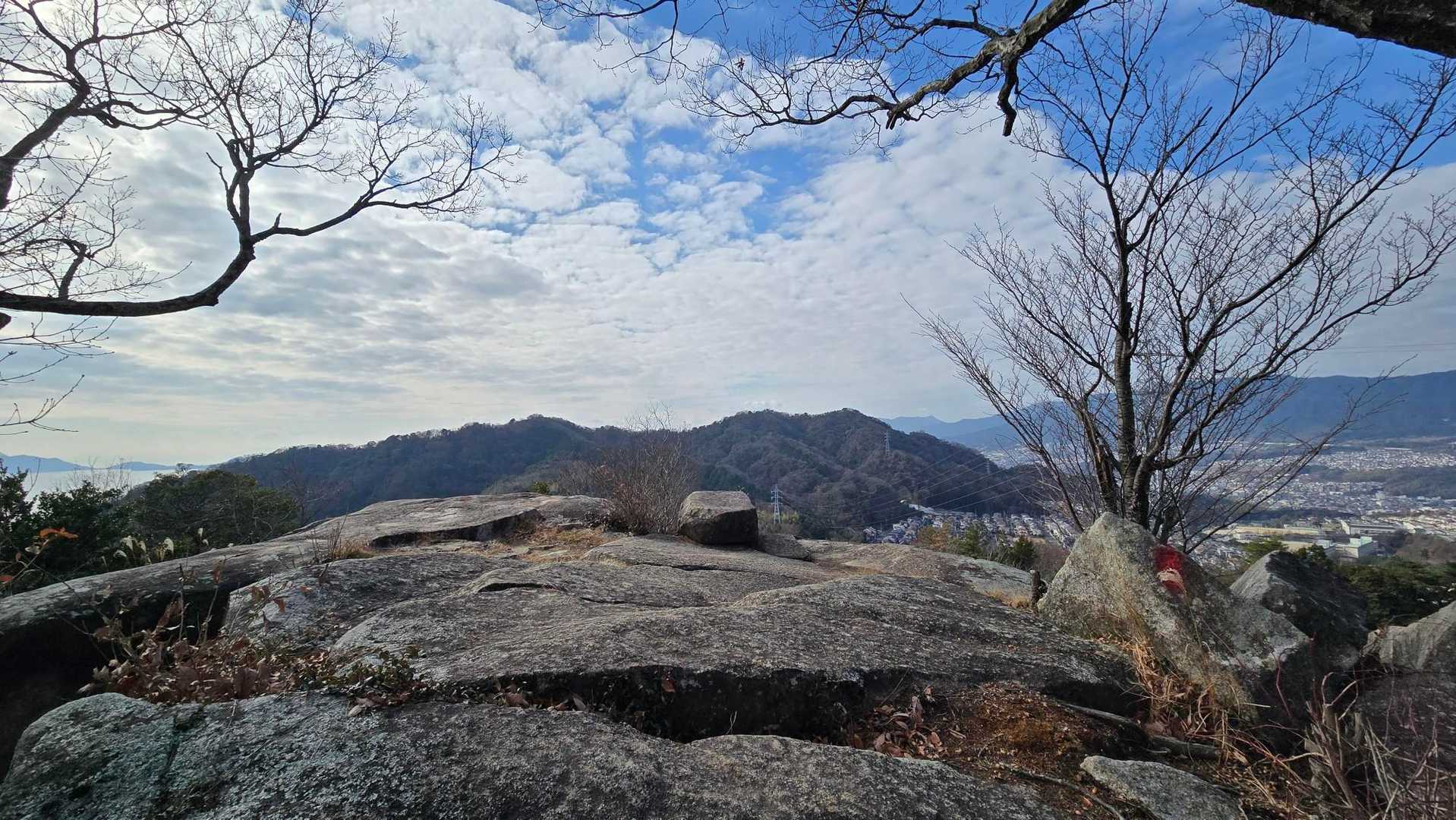 八畳岩はまたあとで…
この先に見える鈴ヶ峰⛰️まで行きます😊