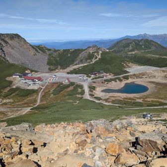 富士見岳山頂からの畳平。鶴ヶ池。