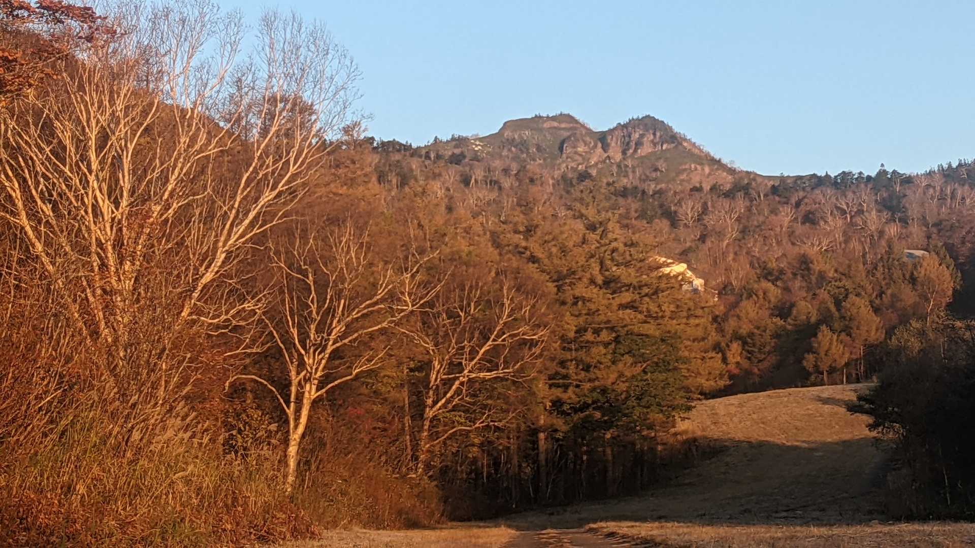 朝焼けの前武尊、剣ヶ峰
