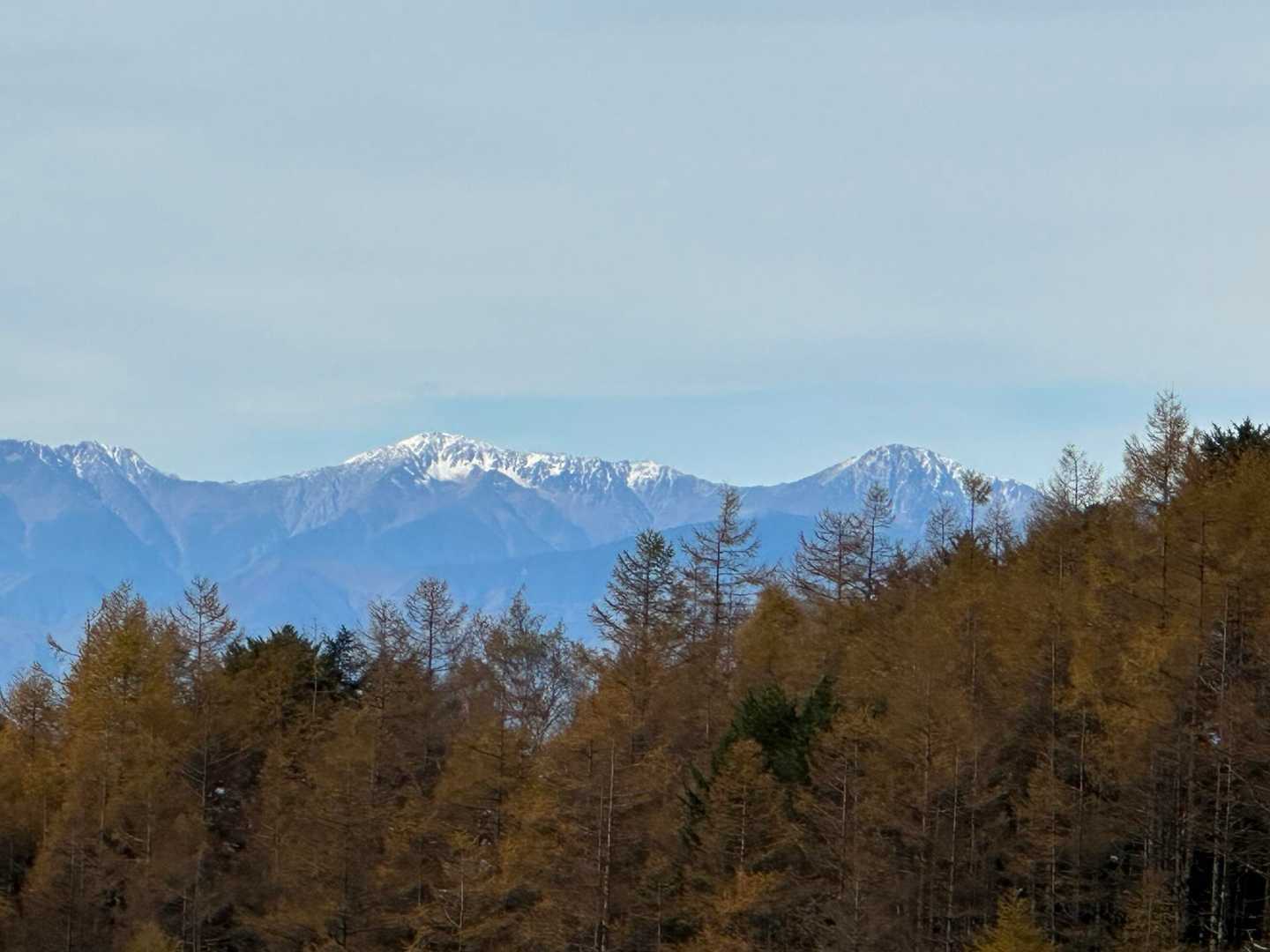 甲斐駒ヶ岳と仙丈岳かな。夏に登った山（仙丈岳）が見えるのは感慨深い