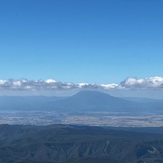 赤倉岳の展望所から岩木山
間もなく雲が取れそうです。